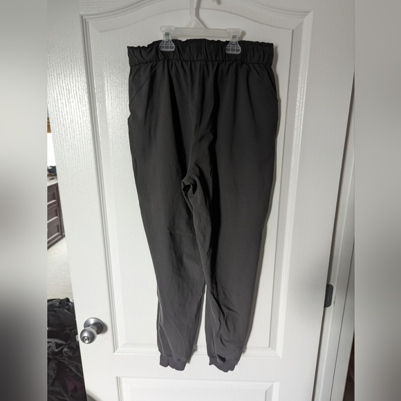 EUC Lululemon Keep Moving Jogger size 8 rip tag attached - Picture 2 of 4